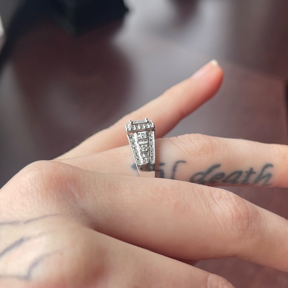 10k White Gold Engagement Ring - Picture 3 of 7